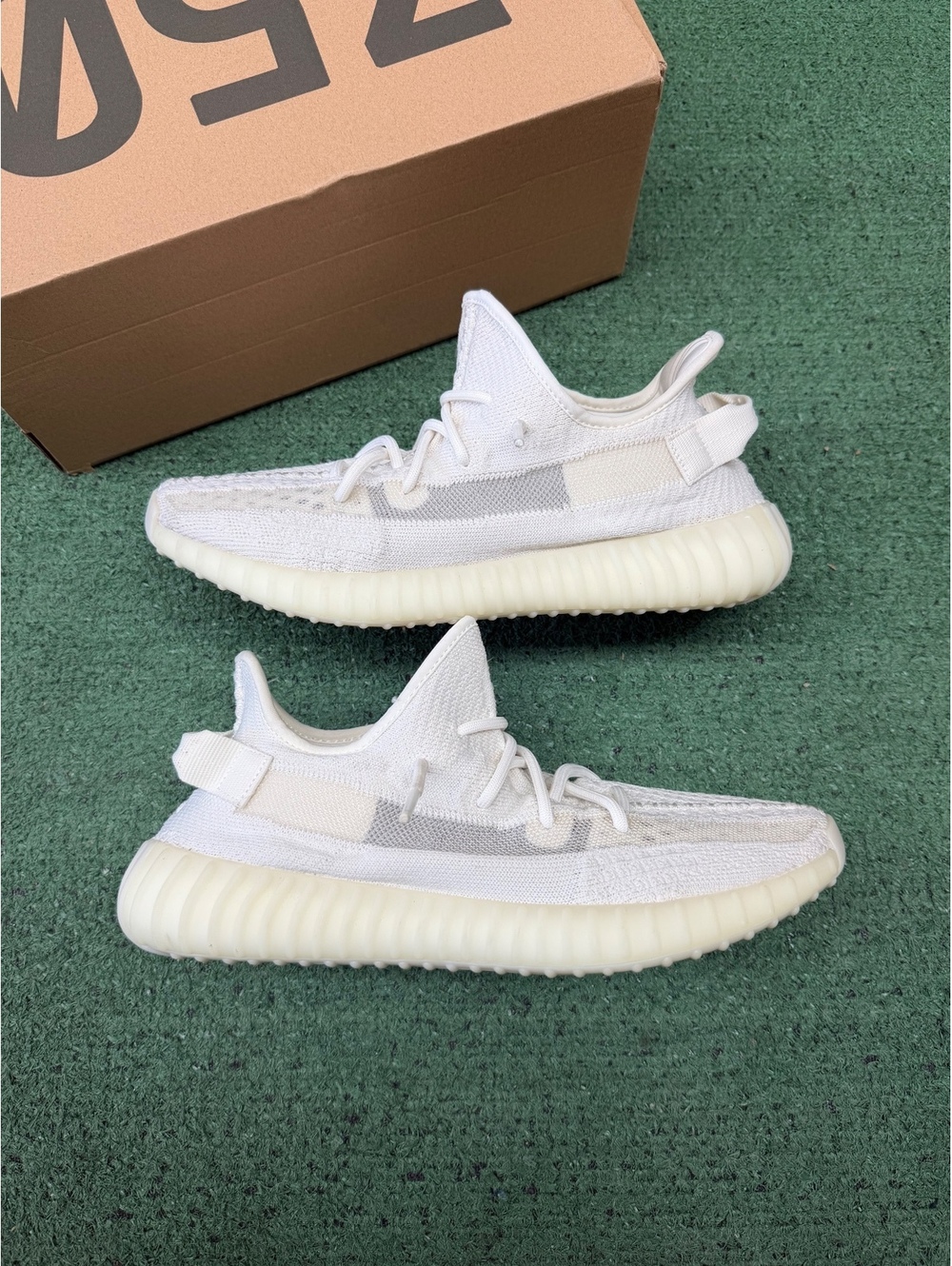 YEEZY 350 V2 BONE SIZE 10